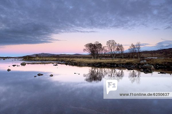 entfernt Europa Berg Abend Ruhe Großbritannien Himmel über Spiegelung pink Highlands Ansicht flach See bedecken Schottland Schnee