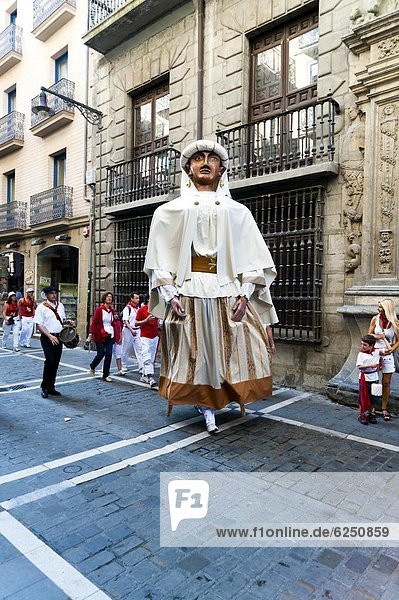 Parade of Giants and Big-heads  San Fermin street festival  Pamplona  Navarra (Navarre)  Spain  Europe