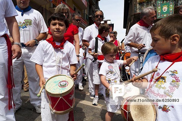 El Estruendo (drumming parade)  San Fermin festival  Pamplona  Navarra (Navarre)  Spain  Europe