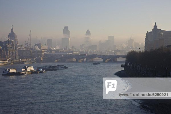 Am frühen Morgen Nebel hängt über St. Paul s Cathedral und der Stadt London  London  England  Großbritannien  Europa