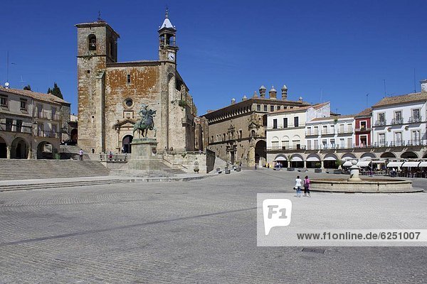 Europa  Kirche  Statue  Plaza Mayor - Madrid  Extremadura  Spanien  Trujillo