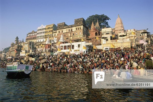 Hindu pilgrims bathing in the early morning in the holy river Ganges (Ganga) along Dasaswamedh Ghat  Varanasi (Benares)  Uttar Pradesh state  India  Asia