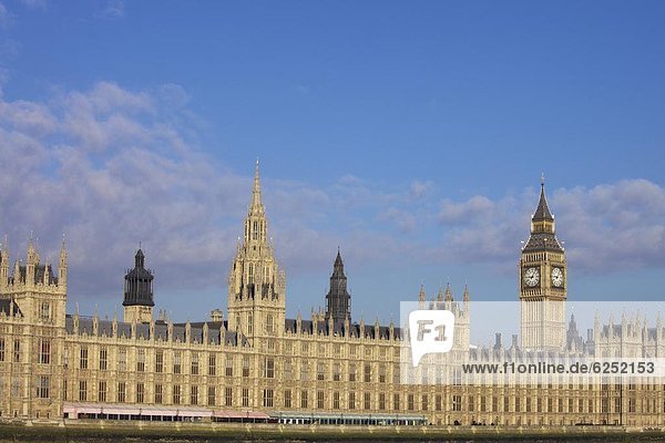 Fluss Themse und die Häuser des Parlaments  UNESCO Weltkulturerbe  Westminster  London  England  Großbritannien  Europa
