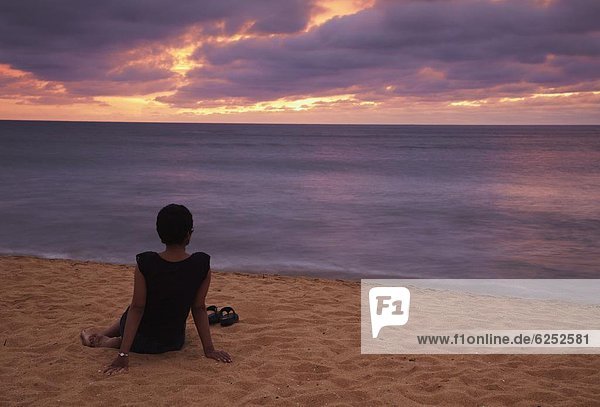 sitzend  Frau  Strand  Sonnenuntergang  Asien  Sri Lanka