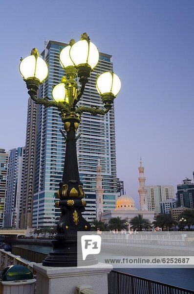 nebeneinander  neben  Seite an Seite  Vereinigte Arabische Emirate  VAE  Naher Osten  Moschee  Sharjah  Schardscha