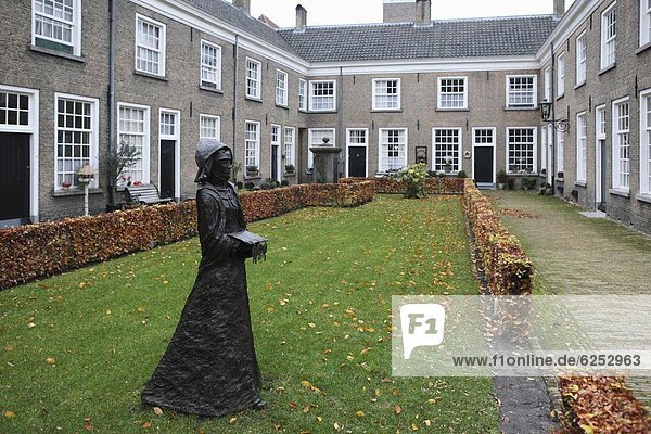 Europa  Frau  Gebäude  Geschichte  Statue  Niederlande  Breda  Innenhof  Hof  Nordbrabant  Nonne