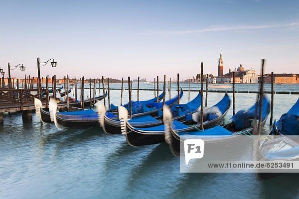 Europa  Quadrat  Quadrate  quadratisch  quadratisches  quadratischer  Kai  Insel  Ansicht  Gondel  Gondola  UNESCO-Welterbe  Venetien  Langensee  Lago Maggiore  Markusplatz  Italien  Venedig