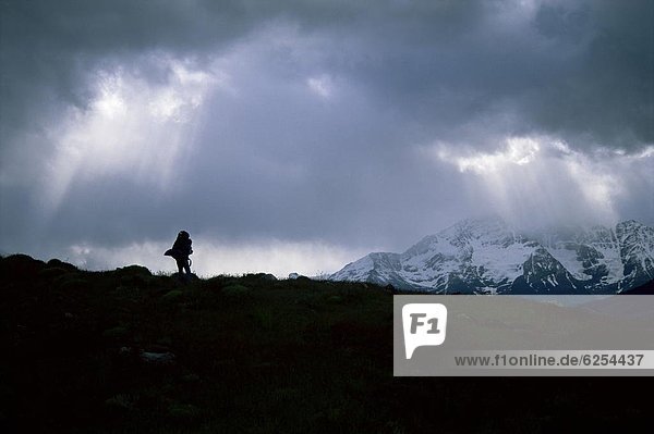 Silhouette  über  Produktion  Rucksackurlaub  wandern  Torres del Paine Nationalpark  Chile  Schaltkreis  Südamerika  Weg
