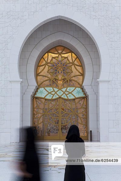 Abu Dhabi  Hauptstadt  Vereinigte Arabische Emirate  VAE  Eingang  Halle  Naher Osten  Moschee  Gebet
