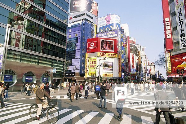 überqueren  Mensch  Menschen  Straße  Fernverkehrsstraße  Tokyo  Hauptstadt  Asien  Japan  Shinjuku