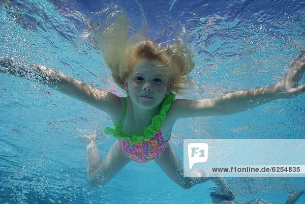 Unterwasseraufnahme  jung  schwimmen  Mädchen