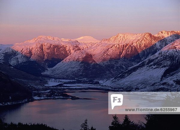 Wasser  Europa  Berg  Großbritannien  Beleuchtung  Licht  See  Spiegelung  pink  Abenddämmerung  Highlands  Schottland  Schnee
