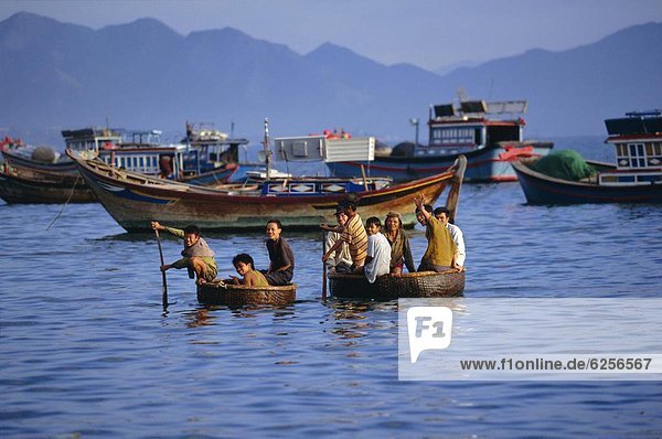 Fishermen coming ashore in thung chais (basket boats)  Cau Dau  near Nha Trang  Vietnam  Indochina  Southeast Asia  Asia