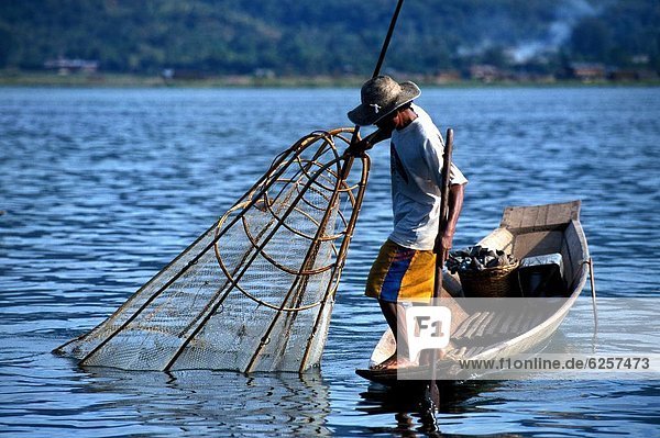Inle Lake fisherman  Nyaungshwe  Shan States  Myanmar  Asia