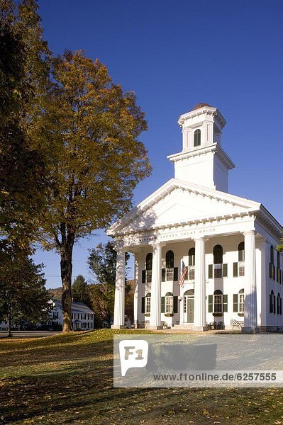 Vereinigte Staaten von Amerika  USA  Gerichtsgebäude  Lifestyle  Gebäude  grün  Dorf  Herbst  Nordamerika  Neuengland  umgeben  Griechenland  Retro  Laub  griechisch  Vermont