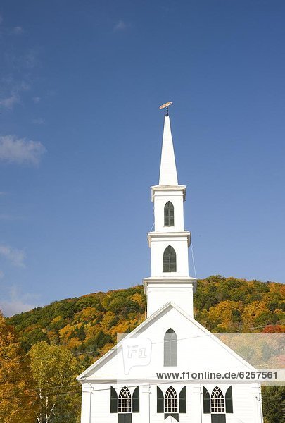 Vereinigte Staaten von Amerika  USA  hinter  Hügel  Kirche  Herbst  Nordamerika  Neuengland  Laub  alt  Vermont