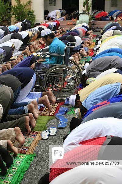 Freitag Gebete  Moschee Masjid Kampung  Kuala Lumpur  Malaysia  Südostasien  Asien