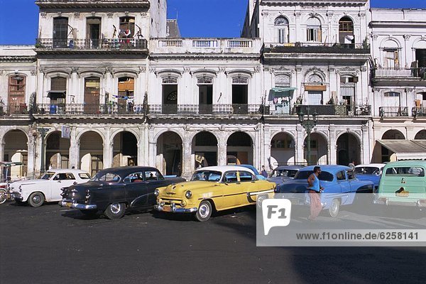 Havanna  Hauptstadt  gebraucht  Auto  amerikanisch  Taxi  Westindische Inseln  Mittelamerika  fünfziger Jahre  50er  Kuba