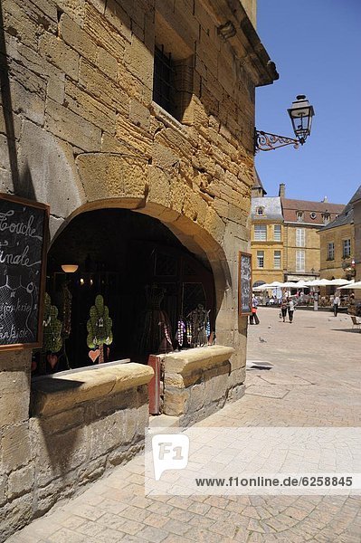 Medieval merchants house in the old town  Sarlat  Sarlat le Caneda  Dordogne  France  Europe