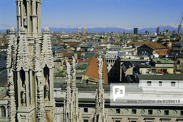 Blick auf die Stadt vom Dach des Doms  Mailand  Lombardei  Italien  Europa