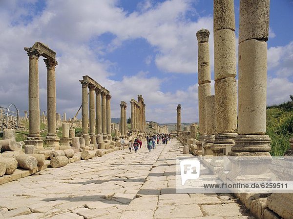 The colonnaded street  Cardo Maximus  in the Roman ruins  Jerash  Jordan