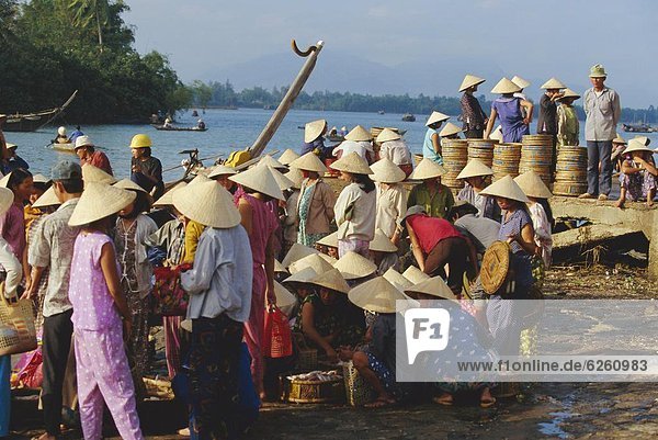 kegelförmig  Kegel  Fisch  Pisces  Frau  Hut  Fluss  Lagerfeuer  Vietnam  Asien  Markt