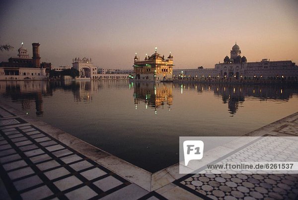 Dawn at the Golden Temple and cloisters and the Holy Pool of Nectar  sacred site of the Sikh religion  Amritsar  Punjab State  India  Asia