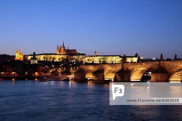 Prag  Hauptstadt  Europa  über  Brücke  Fluss  Tschechische Republik  Tschechien  Moldau  UNESCO-Welterbe  Karlsbrücke
