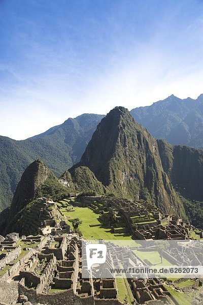 The ruins of Machu Picchu  with Huay0 Picchu in the background  UNESCO World Heritage Site  The Sacred Valley  Peru  South America