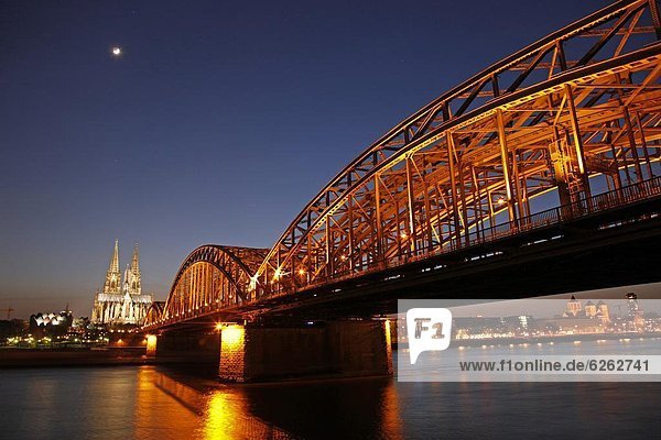 Europa  über  Brücke  Fluss  Kathedrale  Köln  Deutschland