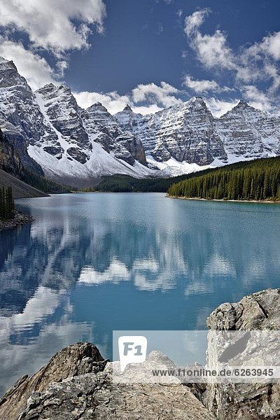 Frische  See  Nordamerika  Moräne  Rocky Mountains  Banff Nationalpark  UNESCO-Welterbe  Alberta  Kanada  Schnee