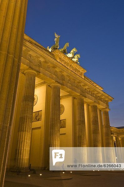 Berlin  Hauptstadt  Europa  Nacht  hoch  oben  Statue  Sieg  Gewinn  Eingang  Pariser Platz  Flügel  Brandenburg  Deutschland  Quadriga