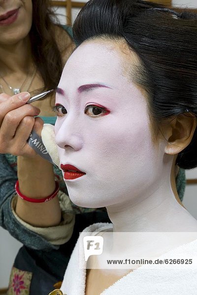 Geisha having her make-up applied  Kyoto  Kansai region  Honshu  Japan  Asia