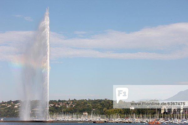 Jet d'Eau  the world's tallest fountain  on Lake Geneva (Lake Leman)  Geneva  Switzerland  Europe