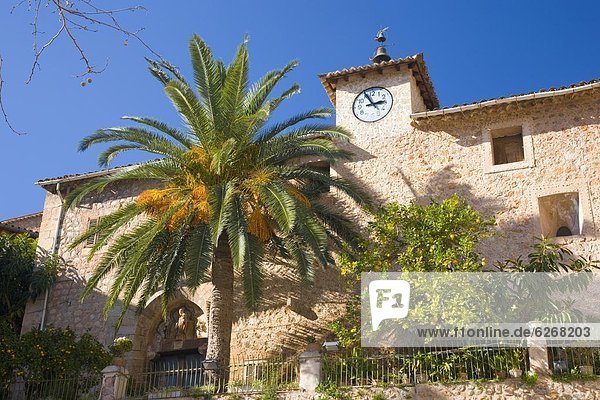 Glockenturm  Europa  Ignoranz  Kirche  Quadrat  Quadrate  quadratisch  quadratisches  quadratischer  Dorf  Mallorca  Balearen  Balearische Inseln  Fornalutx  Spanien