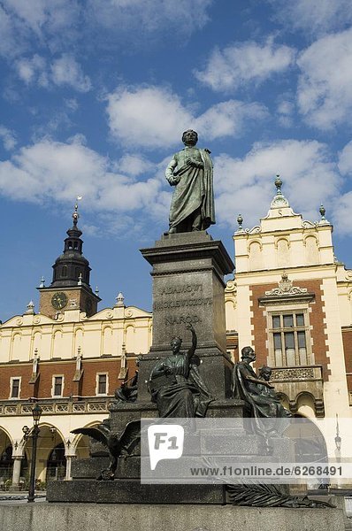 Statue des romantischen Dichters Mickiewicz vor die Tuchhallen (Tuchhallen),  Marktplatz (Rynek Glowny),  Old Town District (Stare Miasto),  Krakow (Krakau),  UNESCO Weltkulturerbe,  Polen,  Europa