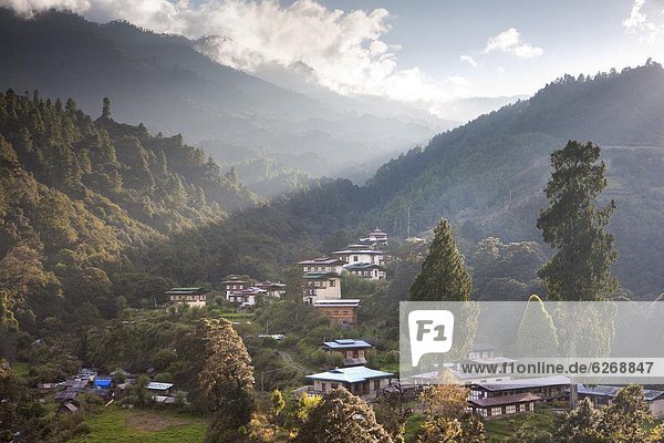 zwischen  inmitten  mitten  Hügel  Stadt  Dorf  Wald  Himalaya  Asien  Bhutan