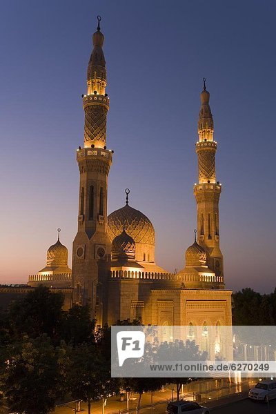 hoch  oben  beleuchtet  Vereinigte Arabische Emirate  VAE  Nacht  Erfolg  Naher Osten  Dubai  Jumeirah Moschee  Moschee