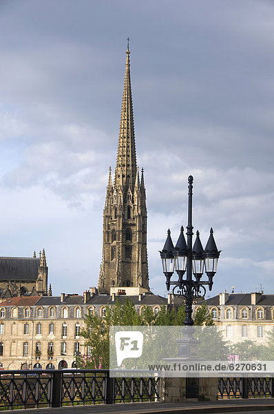 Alte Brücke Pont de Pierre  mit Turm der Kirche Eglise Saint Michel  Bordeaux  Aquitanien  Gironde  Frankreich  Europa