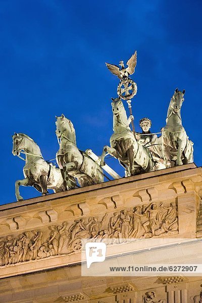 Berlin  Hauptstadt  Europa  Statue  Eingang  Pariser Platz  Brandenburg  Abenddämmerung  Deutschland