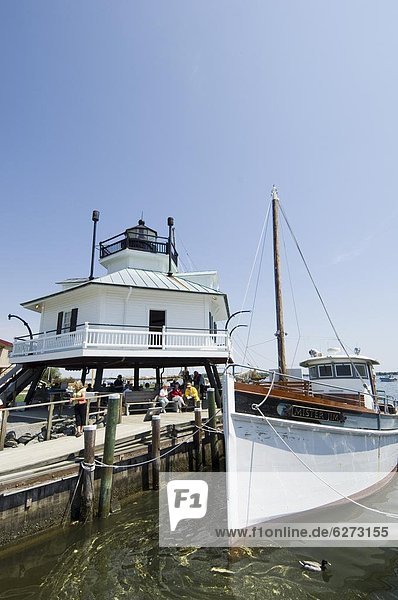 Typische historische Leuchtturm gerettet und brachte in der Chesapeake Bay Maritime Museum,  St. Michaels,  Talbot County,  Miles River,  Chesapeake Bay Area,  Maryland,  USA,  Nordamerika