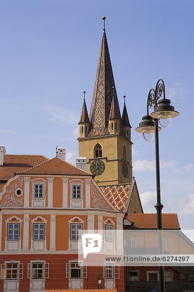 Europa Gebäude Großstadt Kirche streichen streicht streichend anstreichen anstreichend Jahrhundert Rumänien Sibiu Hermannstadt