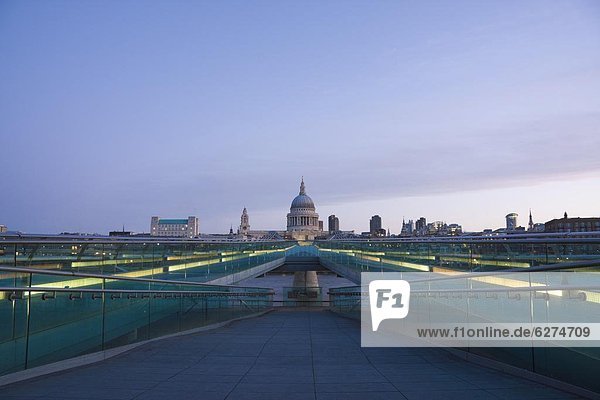 St. Pauls Kathedrale und Millennium Bridge  London  England  Großbritannien  Europa