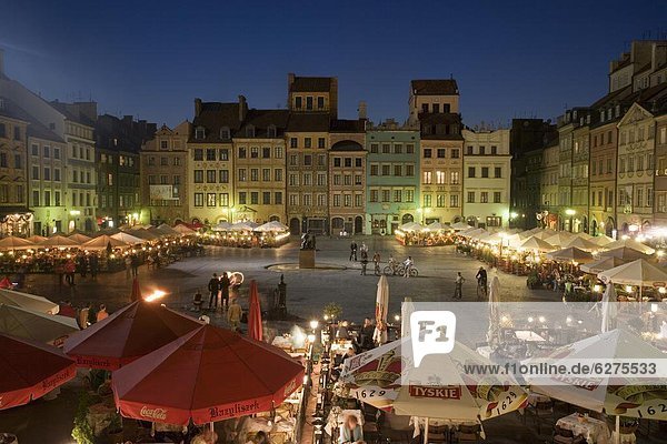 Street performers  cafes and stalls at dusk  Old Town Square (Rynek Stare Miasto)  UNESCO World Heritage Site  Warsaw  Poland  Europe