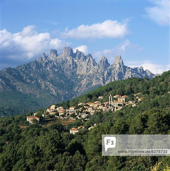 Frankreich  Europa  Berg  über  Dorf  Ansicht  Korsika