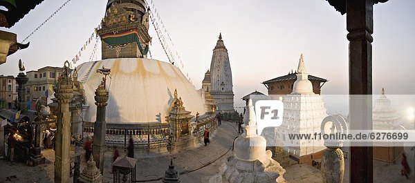 Kathmandu  Hauptstadt  Panorama  Gehhilfe  geben  nehmen  Morgendämmerung  Form  Formen  Ansicht  Flachwinkelansicht  3  fünfstöckig  Buddhismus  UNESCO-Welterbe  Winkel  Asien  Affe  Nepal  Stupa  Swayambhunath  breit
