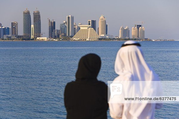 Skyline  Skylines  Frau  Mann  sehen  Finanzen  Tradition  Großstadt  Naher Osten  Bucht  Ortsteil  Doha  Kleid  neu