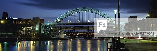 Europa  Großbritannien  über  Brücke  Fluss  Ansicht  Abenddämmerung  England  Newcastle upon Tyne  Uferviertel  Tyne and Wear