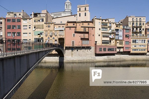 Gebäude Brücke Kathedrale streichen streicht streichend anstreichen anstreichend Altstadt Helligkeit Bank Kreditinstitut Banken Katalonien Girona Spanien