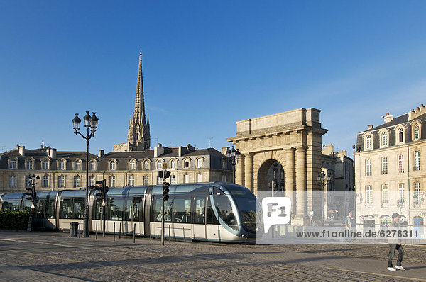 Öffentliches Verkehrsmittel  Straßenbahn  in der Stadt Bordeaux  Aquitanien  Gironde  Frankreich  Europa